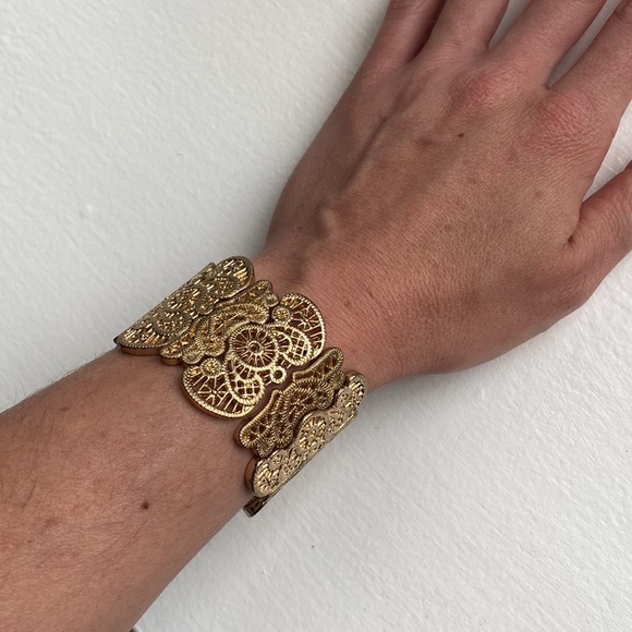 Gold lace bangle bracelet - Picture 2 of 4